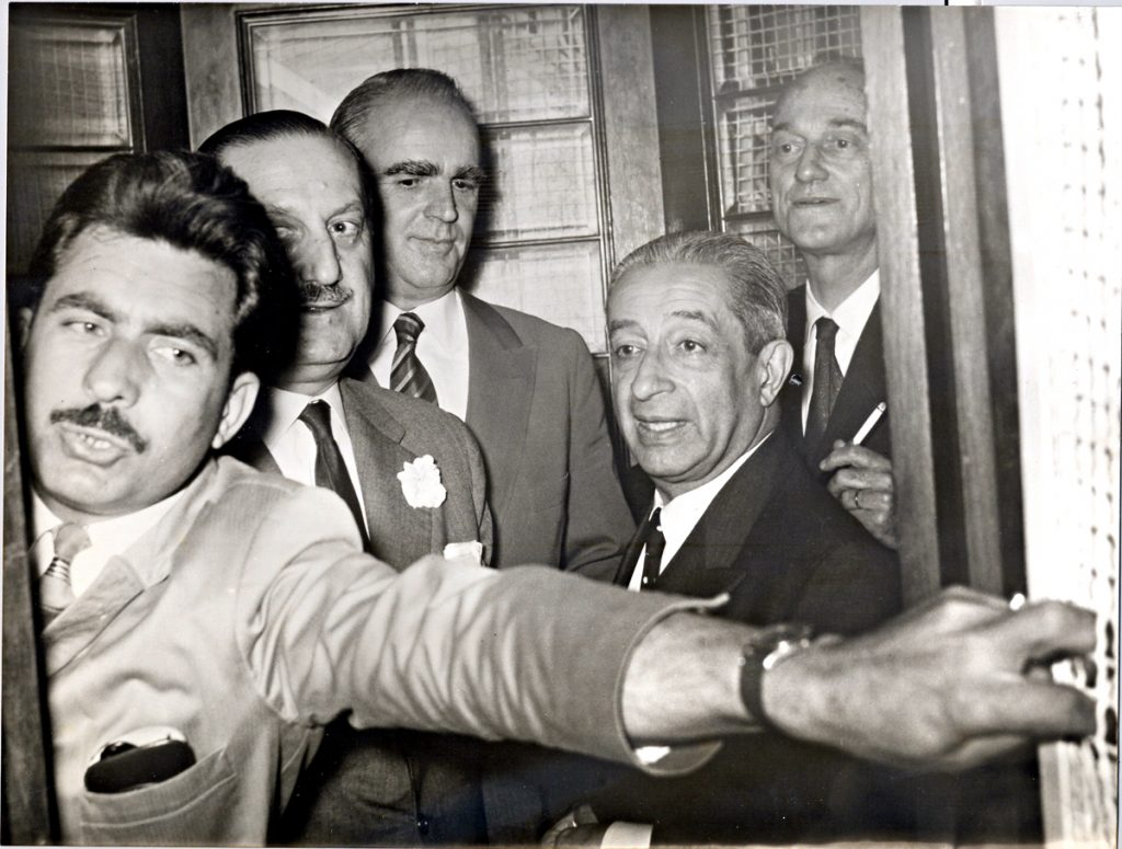 11 Ιουνίου 1963 | Παραιτείται από την πρωθυπουργία ύστερα από διαφωνία με τα Ανάκτορα. Αναχωρεί στο εξωτερικό