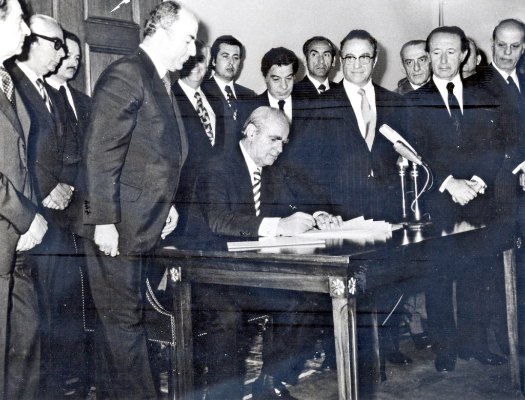 9 Ιουνίου 1975 | Υπογραφή του νέου Συντάγματος